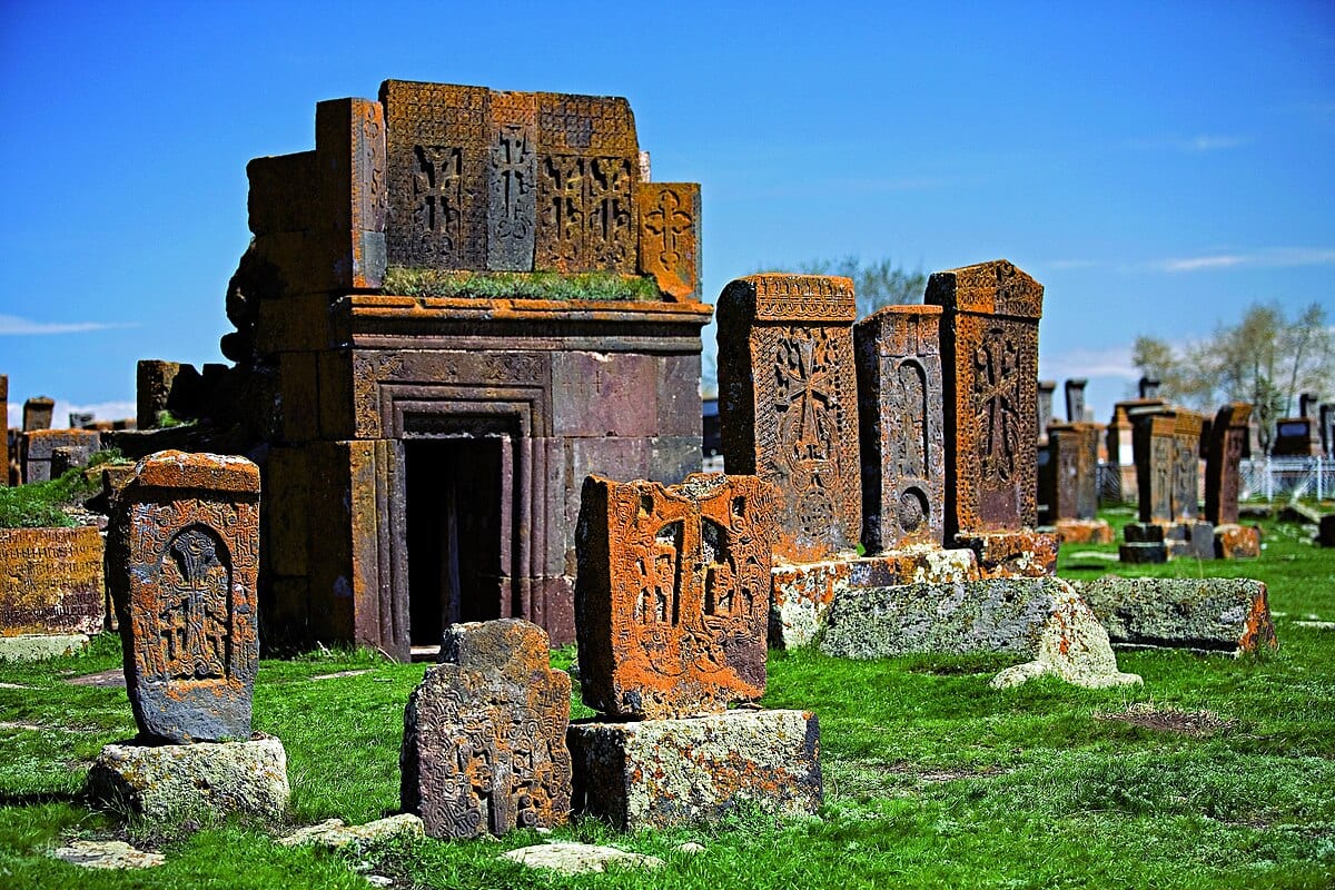 Однодневный тур: хачкары Норатуса, монастырь Айраванк и озеро Севан - фото 1, галерея экскурсии